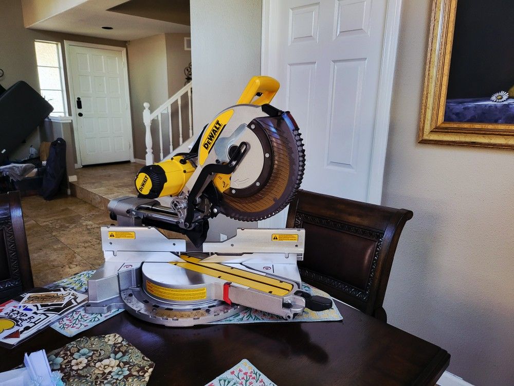 Dewalt 15 Amp Corded 12 in. Double Bevel Sliding Compound Miter Saw with XPS technology, Blade Wrenc