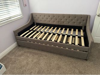Twin day bed with trundle