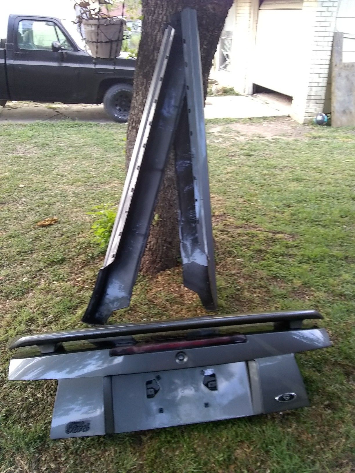 Mineral grey Mustang trunk with spoiler/side skirts