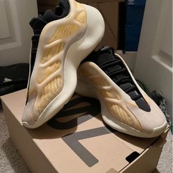 Adidas Yeezy Monos 700