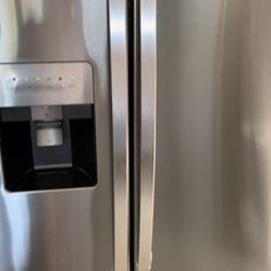 Kenmore Refrigerator & Freezer w/ Ice Maker