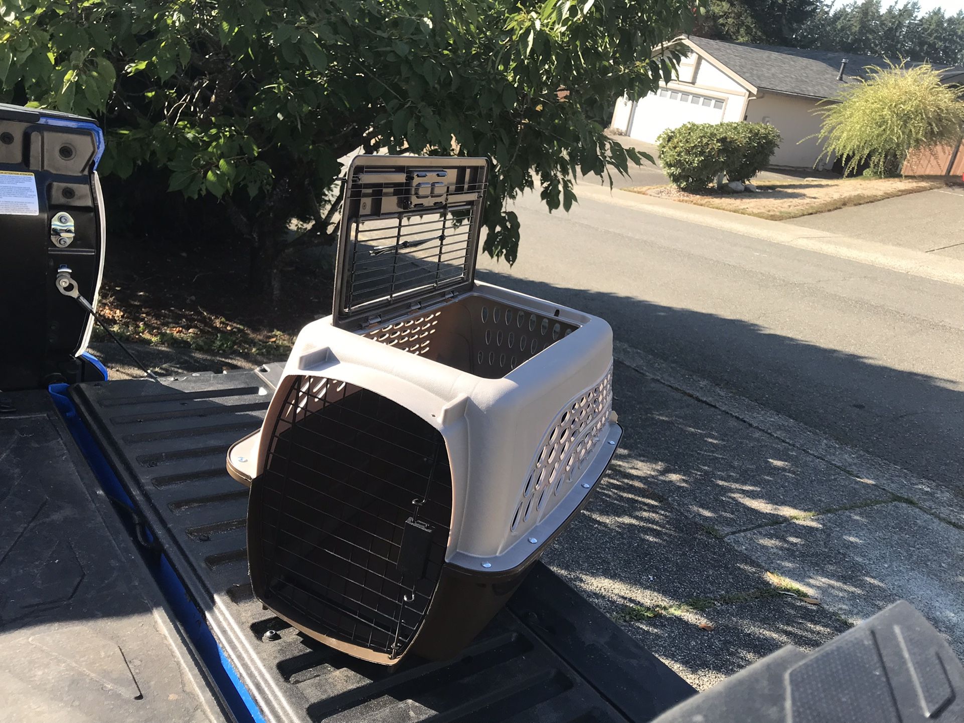Small Dog Cat Rabbit Bunny Kennel Crate Carrier Like New 24" L by 14” W by 14”