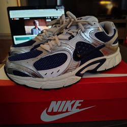 MEN'S NIKE V5 RNR SIZE 10.5