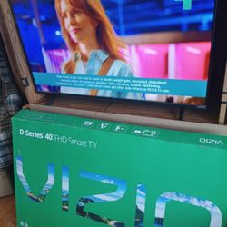 VIZIO 40IN SMART TV WITH BOX 