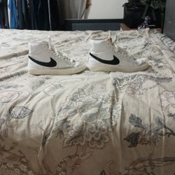 White Color Nike The Size Is 7.5