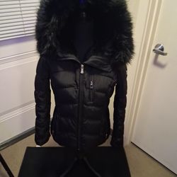 Puffer Calvin klein jet black , beautiful puffer with extra pockets warm with full hood made in vietnam , not a Chinese knockoff this is the real deal