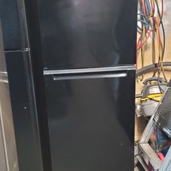 Whirlpool 10cu Ft Studio Apartment Size Black Top Freezer Refrigerator 5ft Tall
