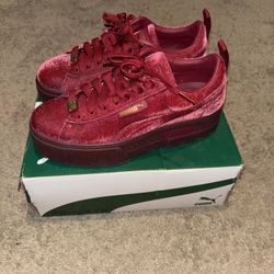 Women’s Mayze Velvet Pumas 