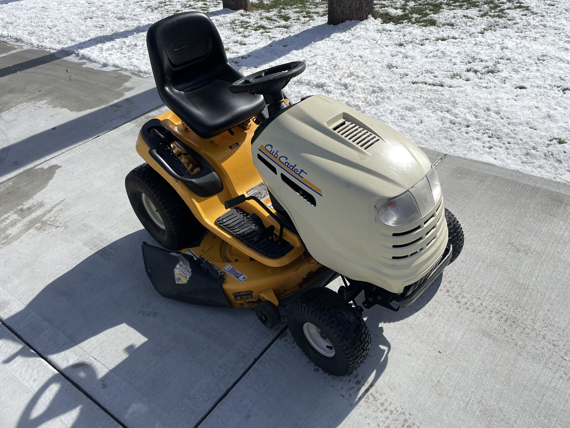 Cub Cadet Lt1042 Ride On Lawn Mower Tractor for Sale in Roselle, IL
