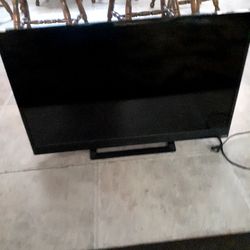 VIZIO COLOR TV SIZE 27 INCH WITH REMOTE CONTROL $ 35