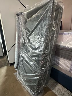 New 9β twin boxspring/foundation - $120