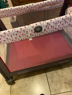 Graco Pack ’n Play Playard – Floral Pattern – Clean