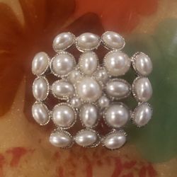 Stunning Vintage Silvertone Faux Pearl Brooch Pin F11 