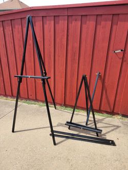 2 identical wood easels for displaying pictures, canvas, frames