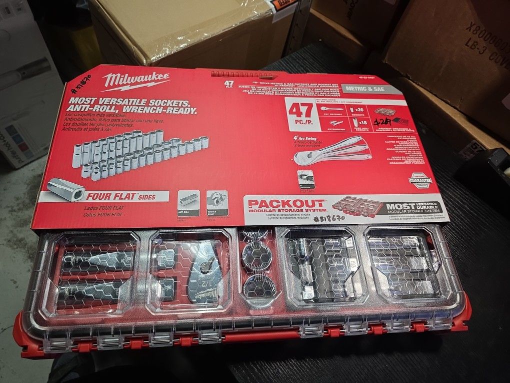 Milwaukee
1/2 in. Drive SAE/Metric Ratchet and Socket Mechanics Tool Set with PACKOUT Case (47-Piece)
