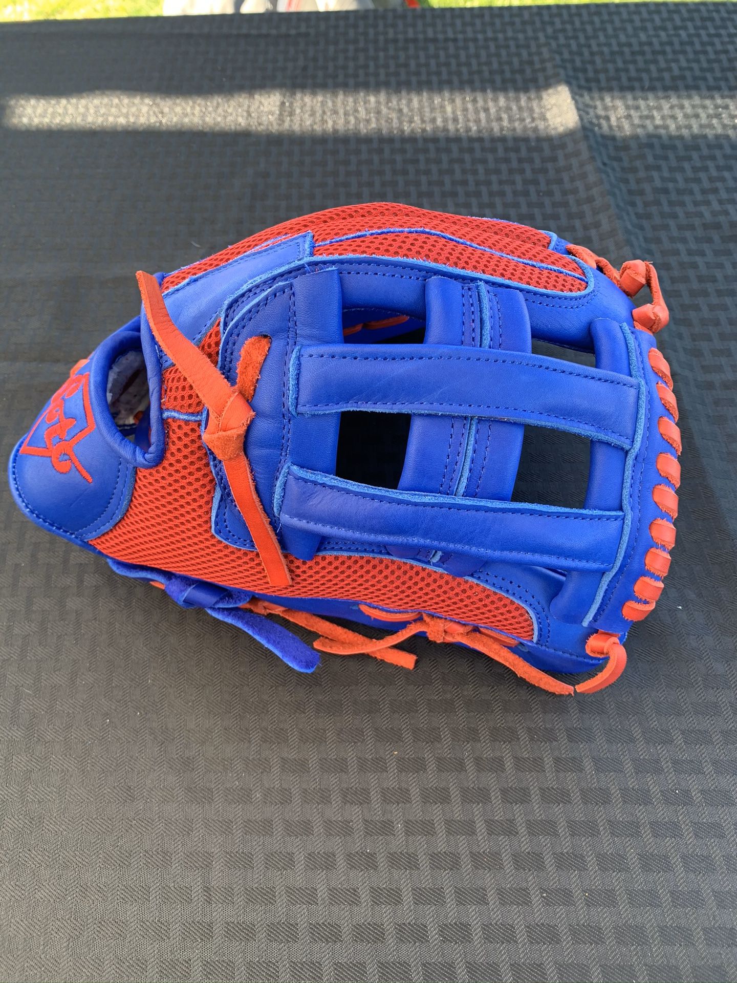 Soto custom glove
