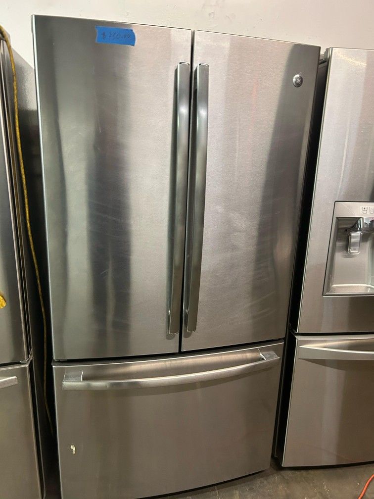 GE French Door Refrigerator W/ Wáter Inside And Ice Maker