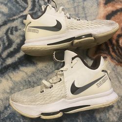 Nike LeBron  witness 5 