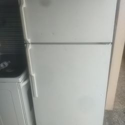 GE Refrigerator Grande  28x67 Trabajando 