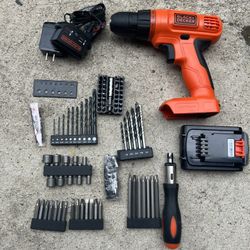 Black + Decker 20V LITHIUM Drill/Driver and 100 Piece Project Kit