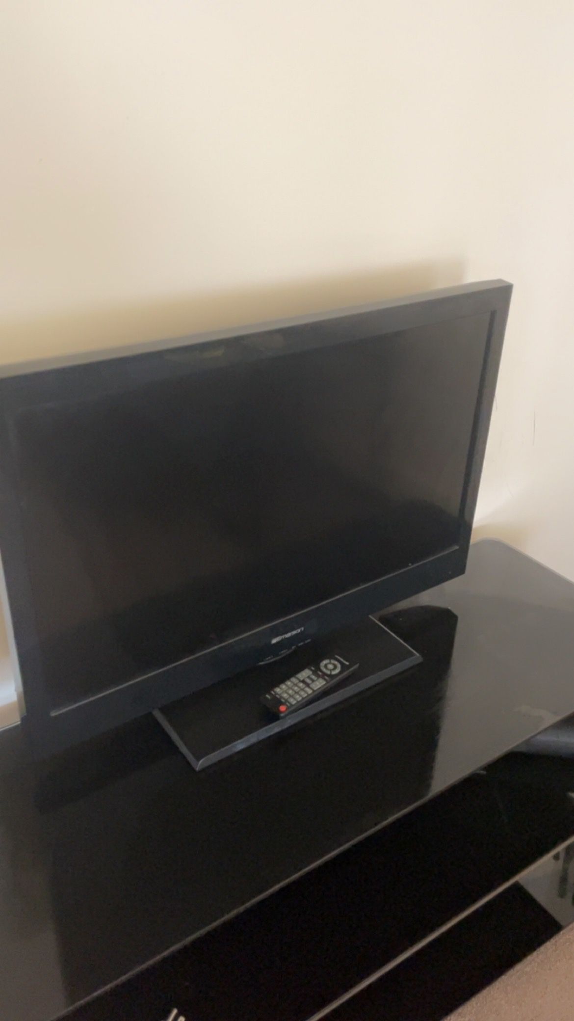 Emerson Flat tv with Control 