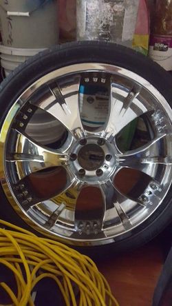 vendeo estos rines con llantas 80 90 de vida son 24"s para Chevy con sus tapas y tuercas estoy pidiendo $650 o mejor oferta