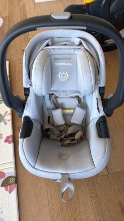 UPPAbaby Mesa  Car Seat with Base grey