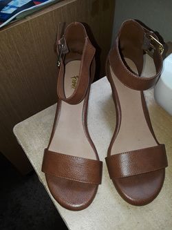 Brown leather Strap heels n good condition size 6