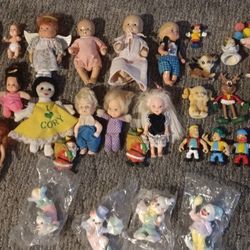 Vintage Lot Of Old Small Dolls And Action Figures There Are 30 Of Them 