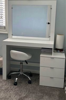 Vanity With Mirror And 3 Drawers
