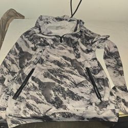 Sports Illustrated black & white mountain range hoodie in size S. Polyester, rayon & spandex blend.