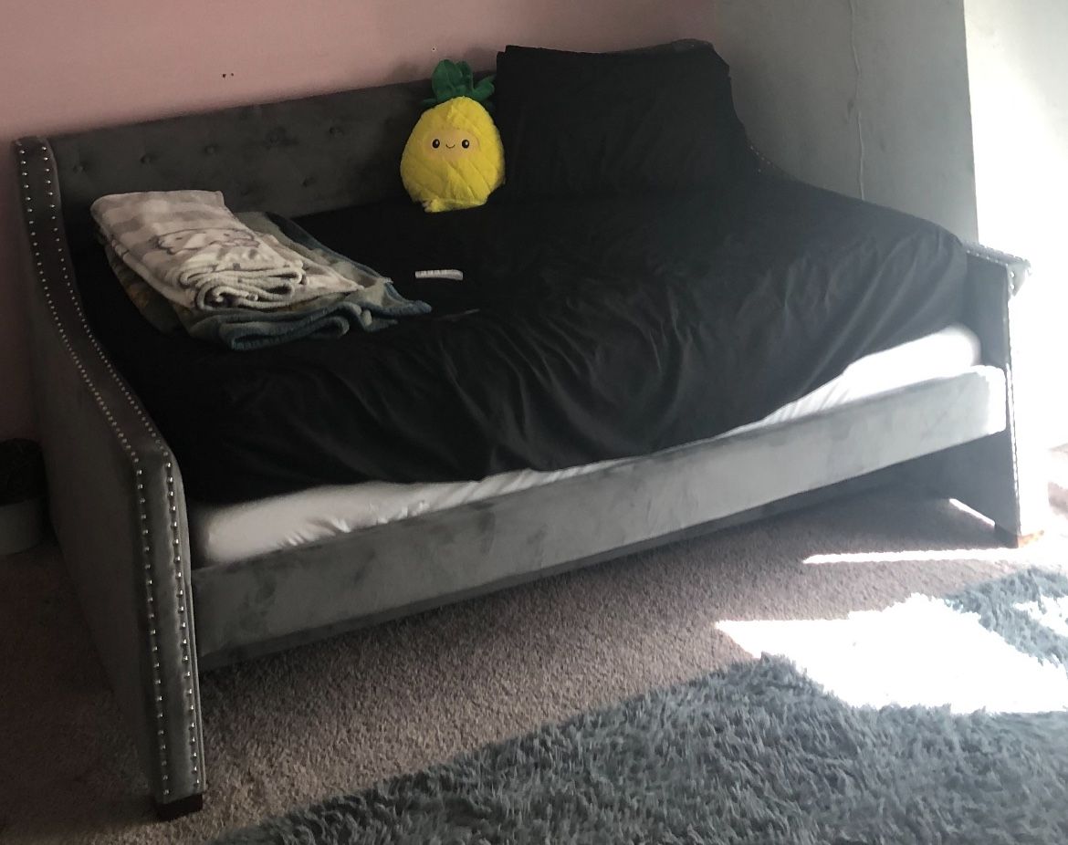 Day Bed , Pull Out Mattress