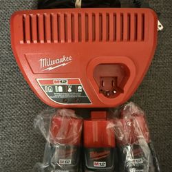 Milwaukee M12 Charger and 3 Baterries 2.0