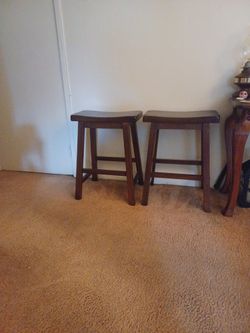 SET 2 DARK WOOD BAR STOOLS