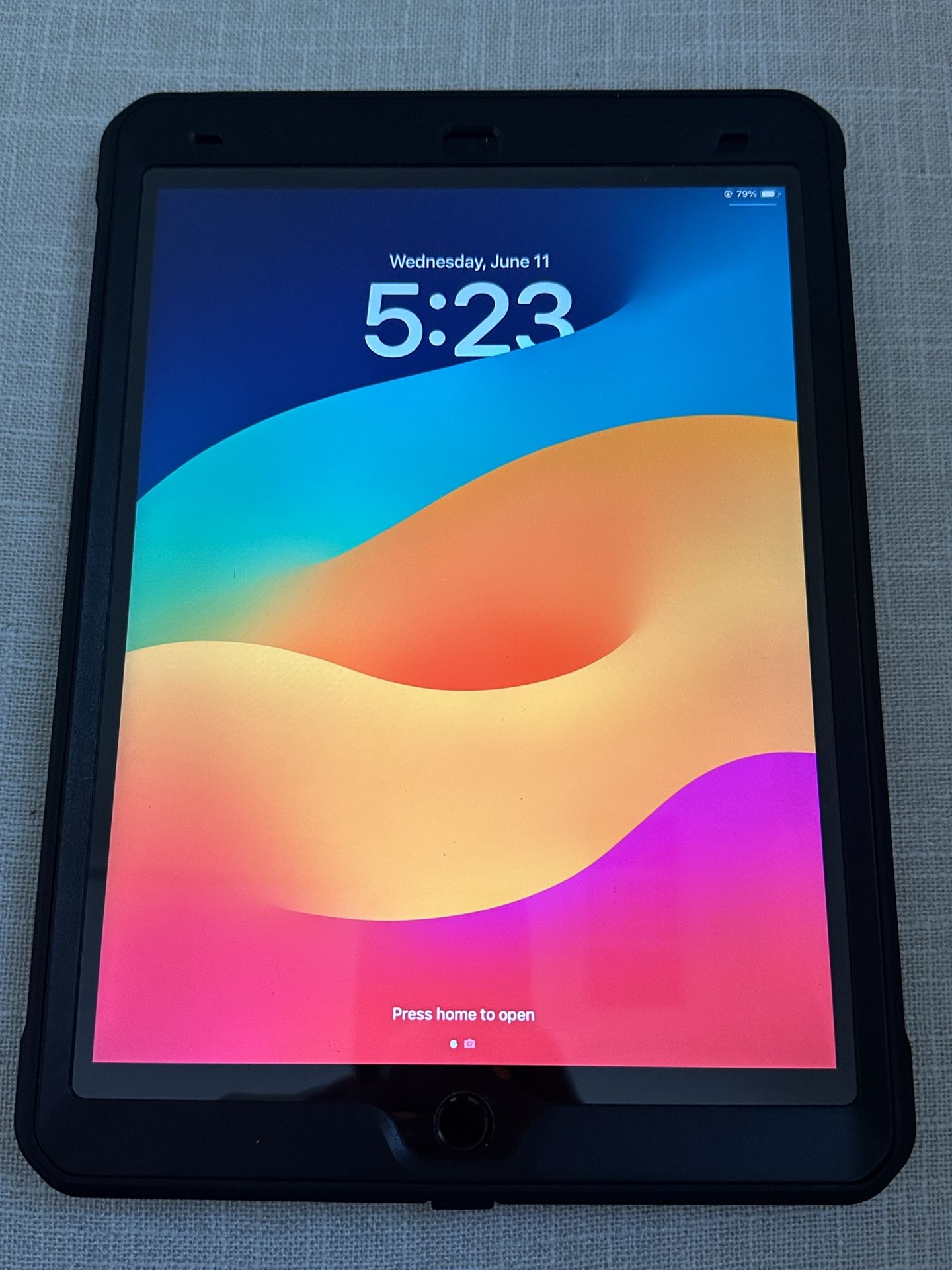 iPad 9th Generation 256GB / Unicorn Beetle Protective Case with screen protector and stand.