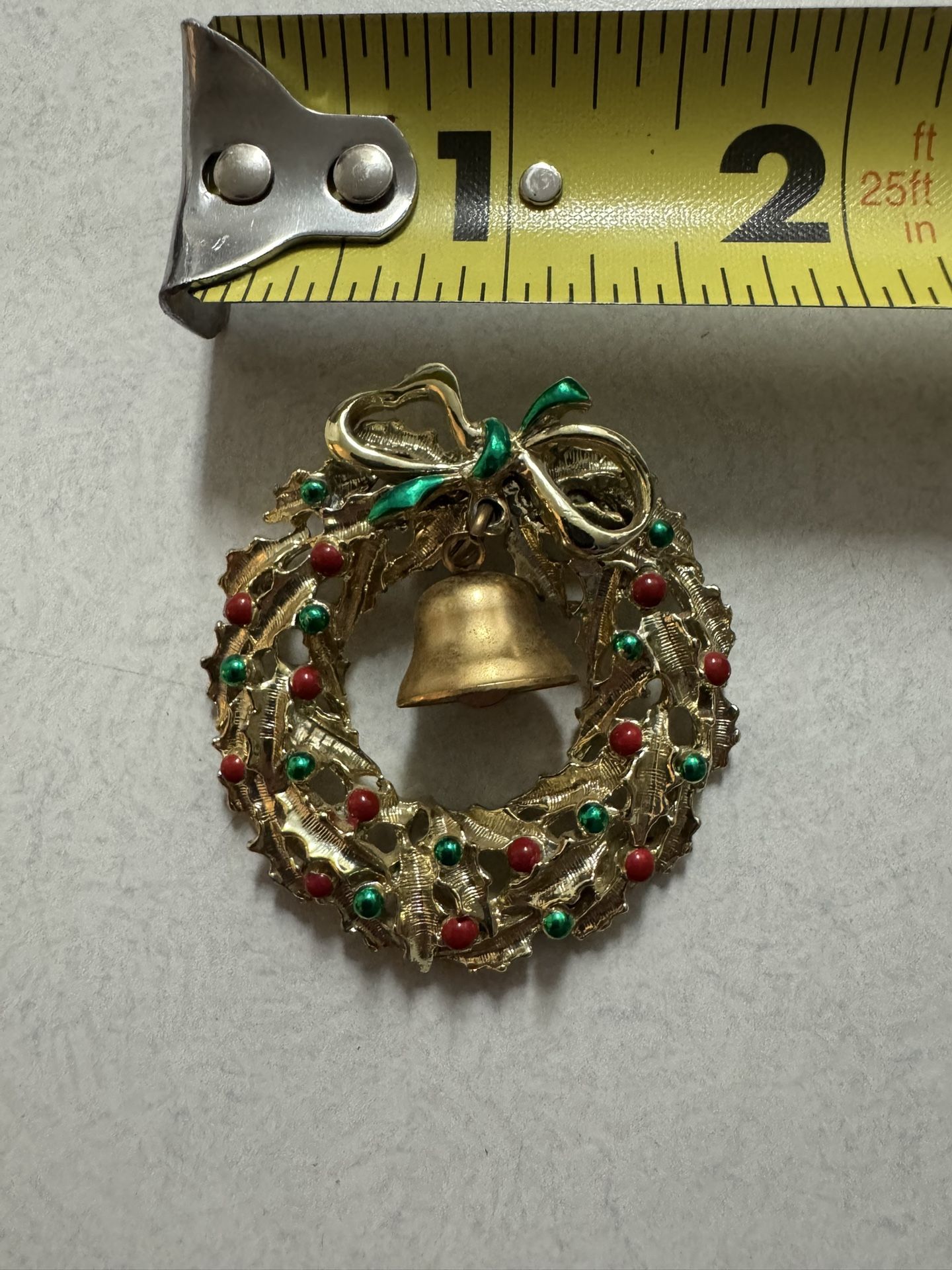 Christmas wreath brooch