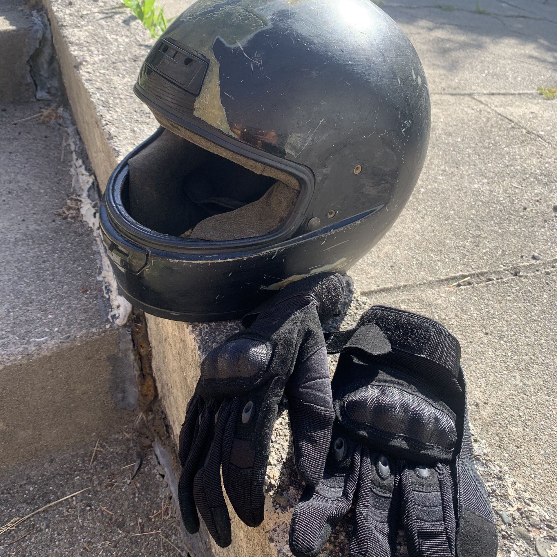 Motorcycle gloves helmet