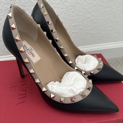 BRAND NEW Valentino Garavani Matte Black & Gold Rock Stud Pumps