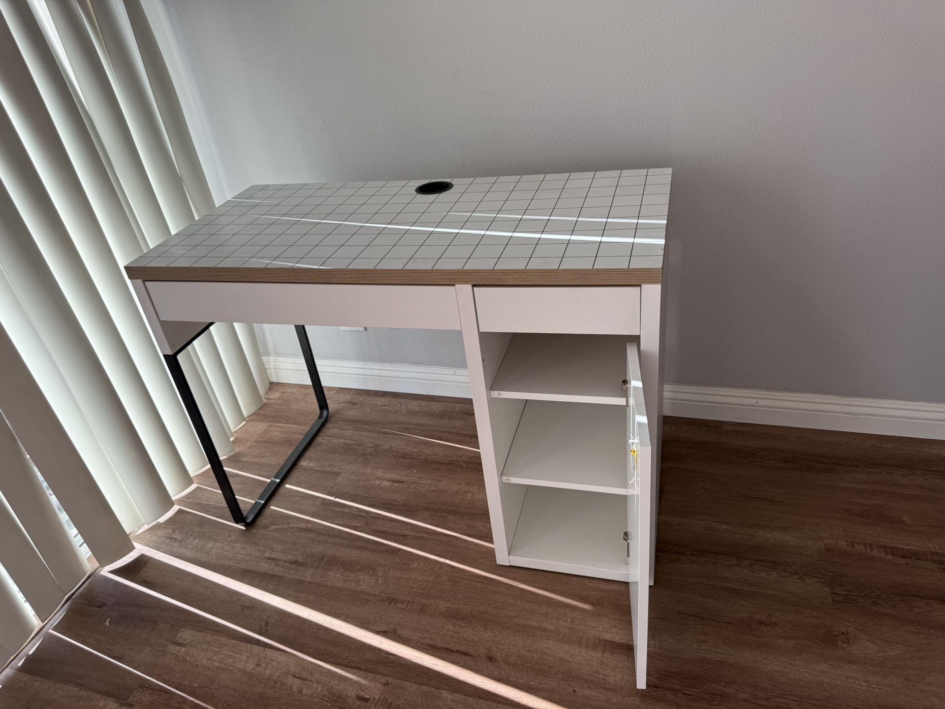 IKEA MICKE Desk