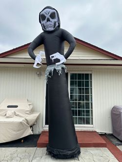 Halloween: Giant inflatable skeleton