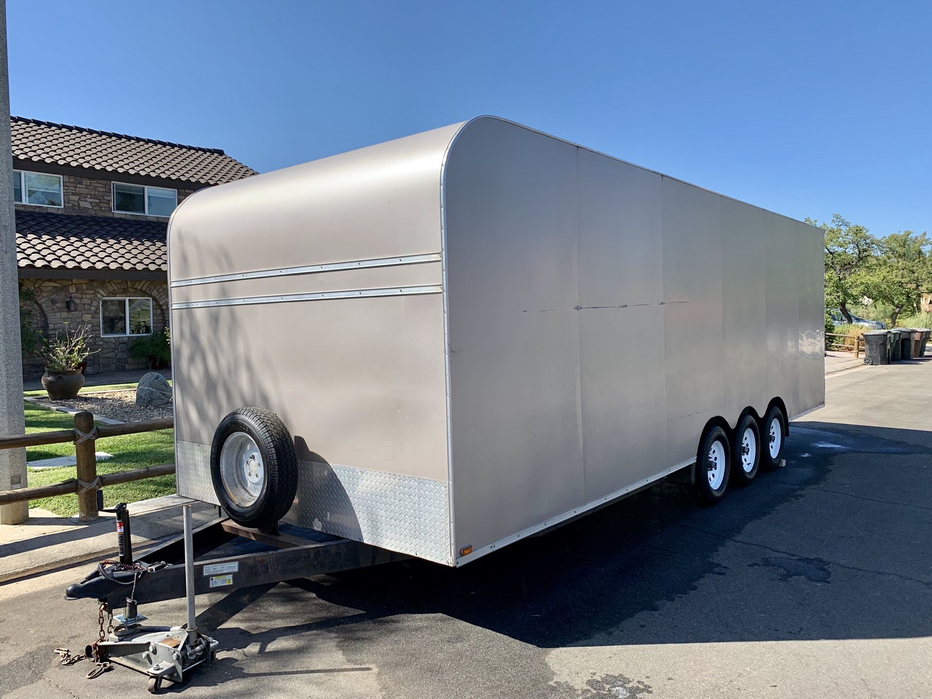 2015 Enclosed Trailer Triple Axle Ramp SideDoor 8.5x24FT for Sale in Riverside, CA OfferUp
