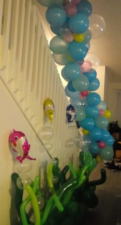 Baby shark balloon garland and bouquets