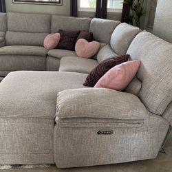 Beautiful Living Room Set Sectional!! From Jerons Furniture Store Only 4 Months Old We Are Goin Out Of Town We Have To Make Sacrifices To Let Go !!