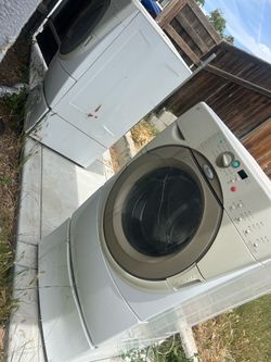Stacking washer and dryer