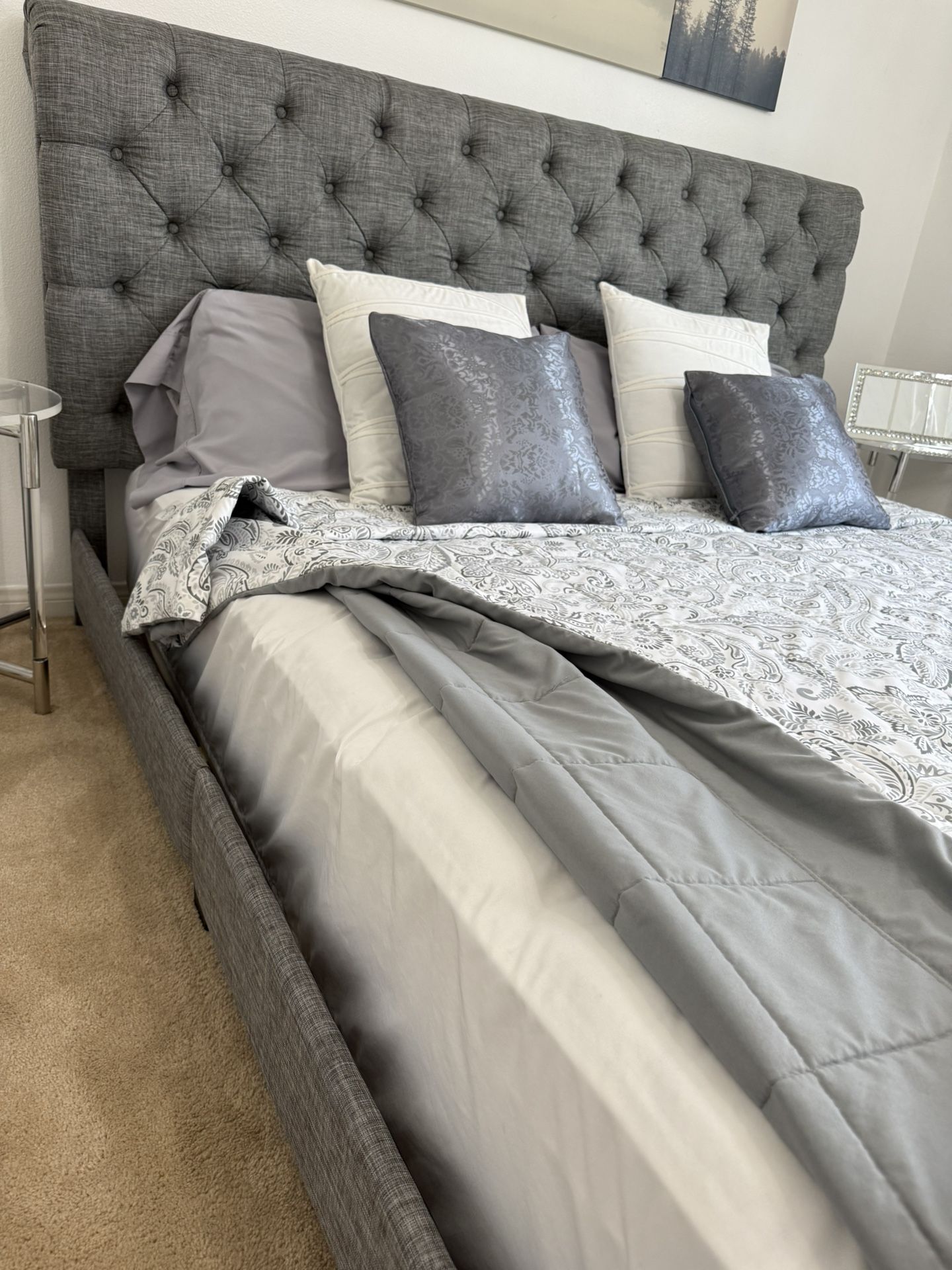 Price Lowered✨ Modern Bedroom Set – King Bed + Décor (can Be Sold Separately)✨