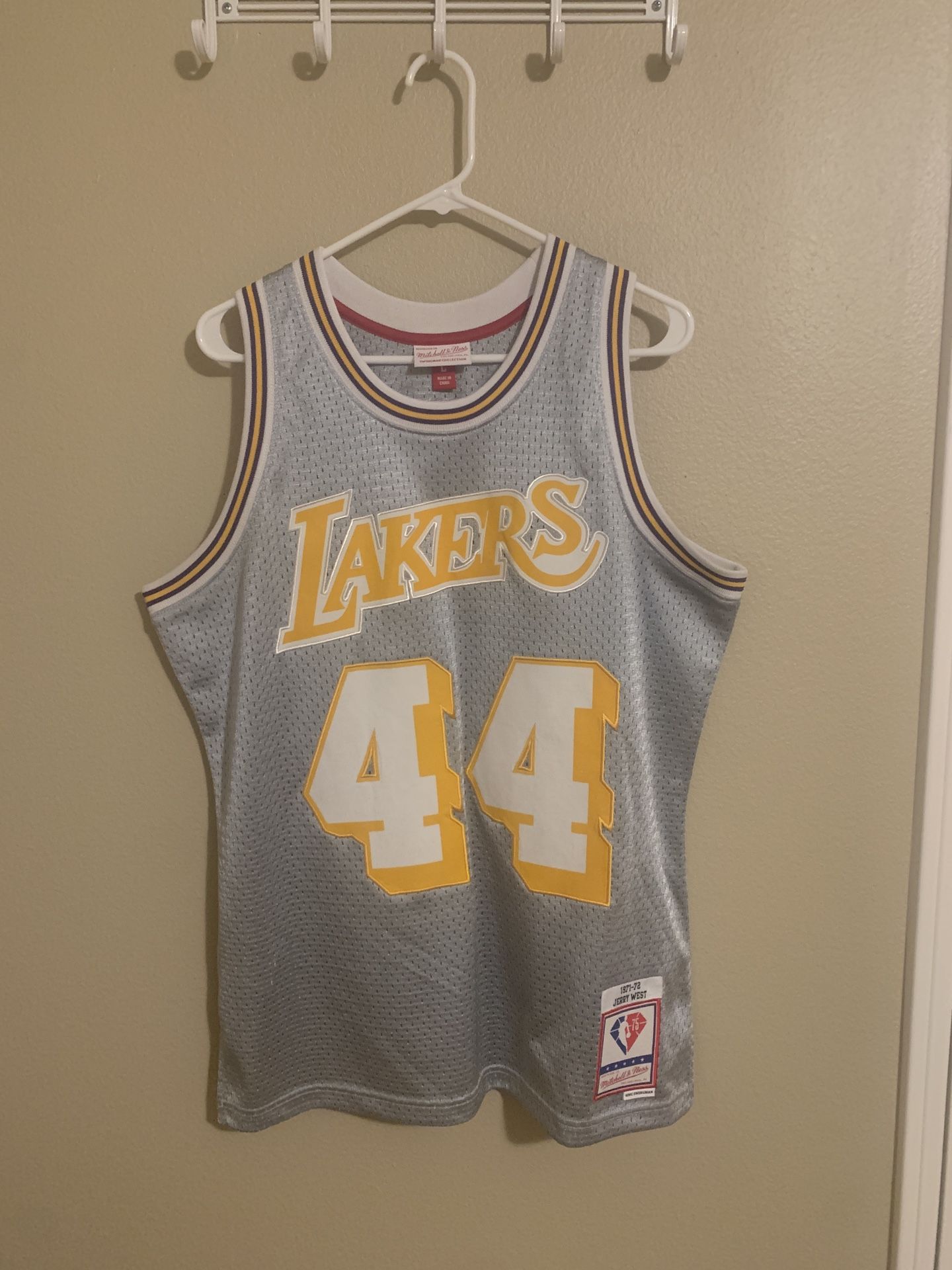 Men M&N Lakers Jerry West 1971-72 75th Swingman Silver Jersey L. Good Condition.