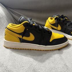Jordan 1 Low Boys Youth Size 6.5 