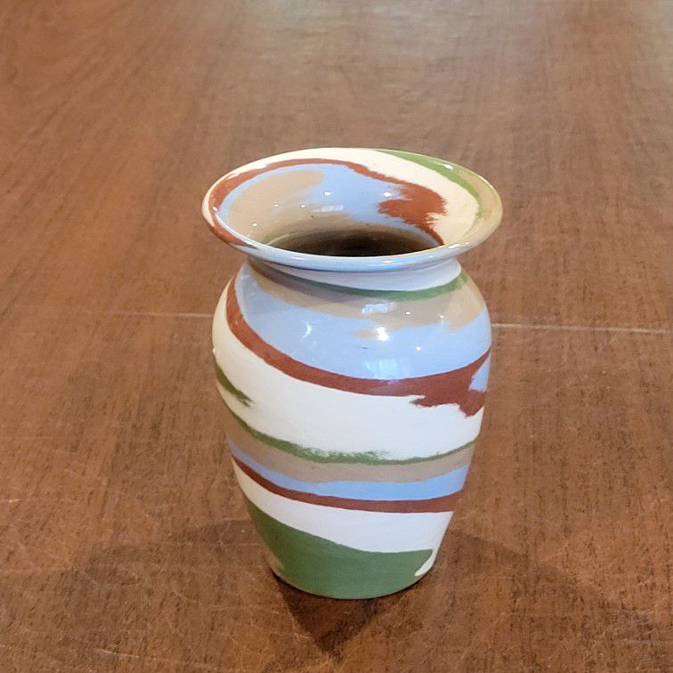 Vintage Desert Sands Pottery 4.75 " Vase Swirled Design. Pre-owned, very 
good shape, no chips or cracks