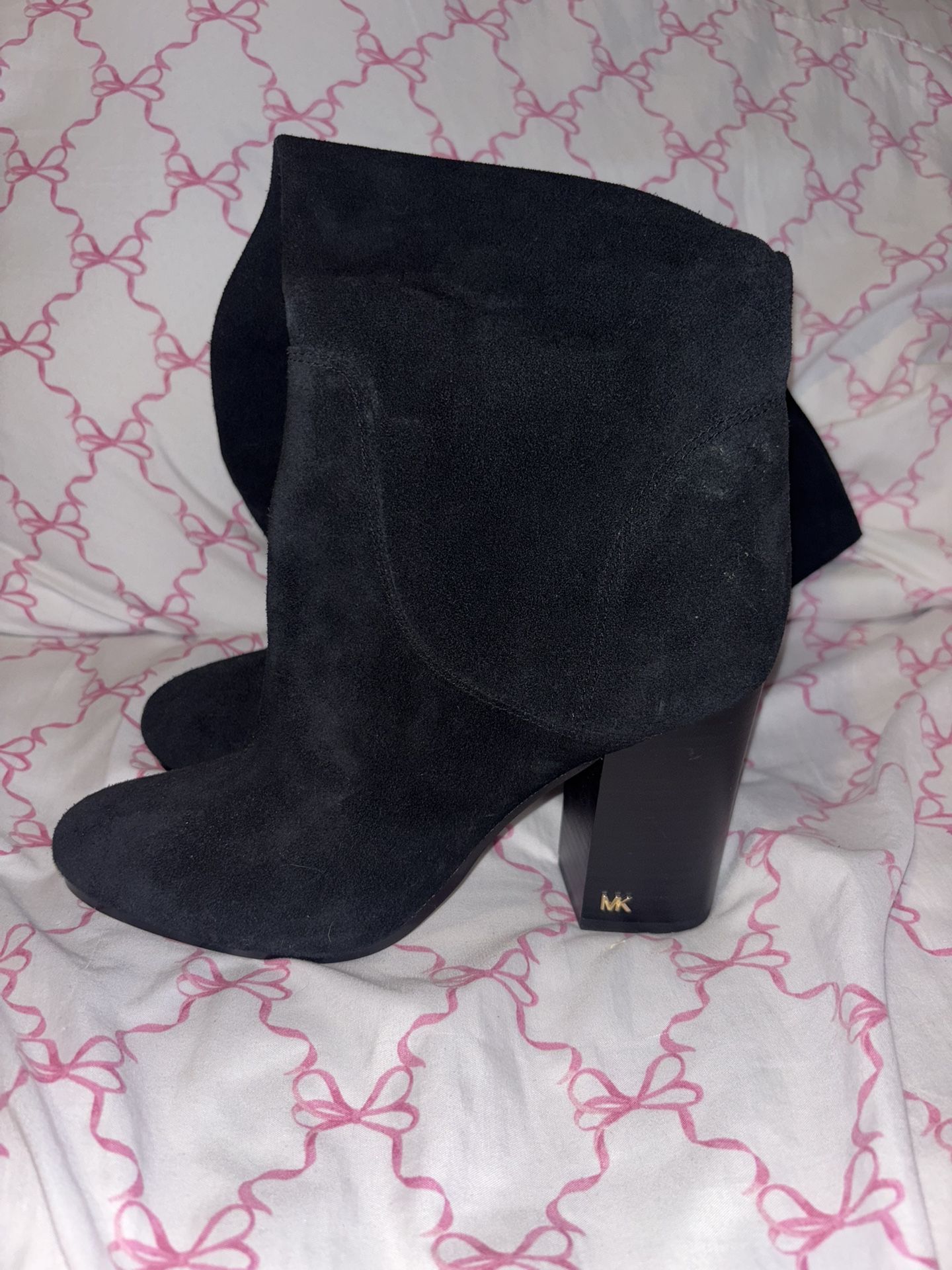 MK black boots