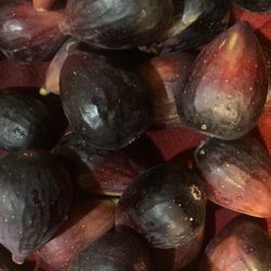 Fresh Figs: Higos    Chiltepin